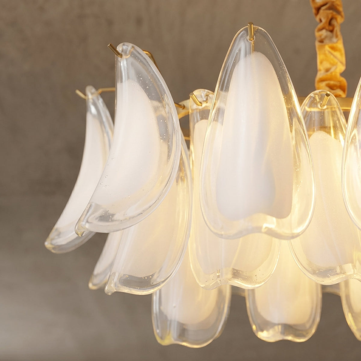 Vue rapprochée du lustre floral montrant la texture délicate des pétales de verre soufflé opalin et la structure en fer forgé.