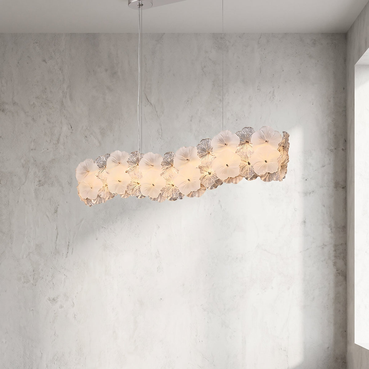 Lustre suspension moderne de 120 cm en verre fleur, style Murano, allumé dans un salon élégant. Lumière chaleureuse.