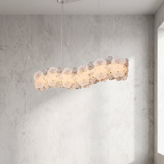 Lustre suspension moderne de 120 cm en verre fleur, style Murano, allumé dans un salon élégant. Lumière chaleureuse.