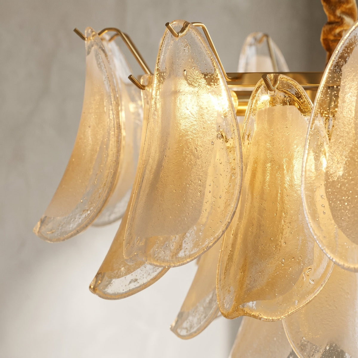 Vue détaillée des pétales de verre opalin du lustre, montrant leur texture délicate et leur agencement en deux couches.