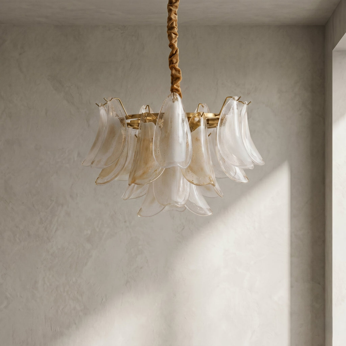 Lustre allumé, diffusant une douce lueur à travers ses formes de fleurs de magnolia en verre, créant une ambiance cosy.