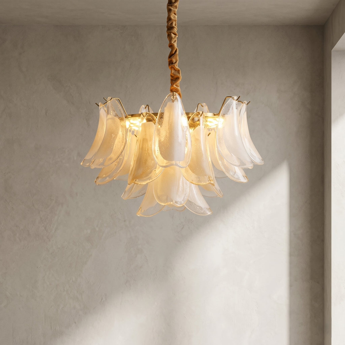 Lustre floral style Murano en verre opalin et métal doré, illuminant un salon moderne avec une lumière chaleureuse et élégante.