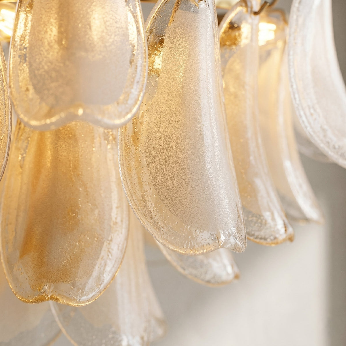 Design intemporel du lustre style Murano, avec ses 6 ampoules LED E-14 offrant un éclairage optimal sur 15-30 m².