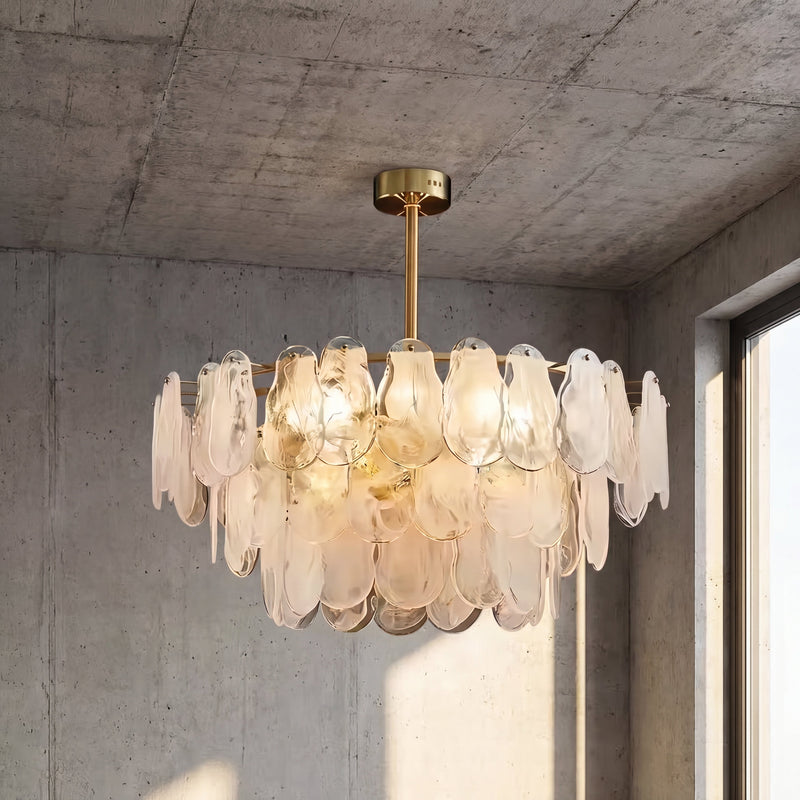 Vue d'ensemble du lustre style Murano en verre texturé et laiton poli, éclairant un grand salon moderne avec élégance.