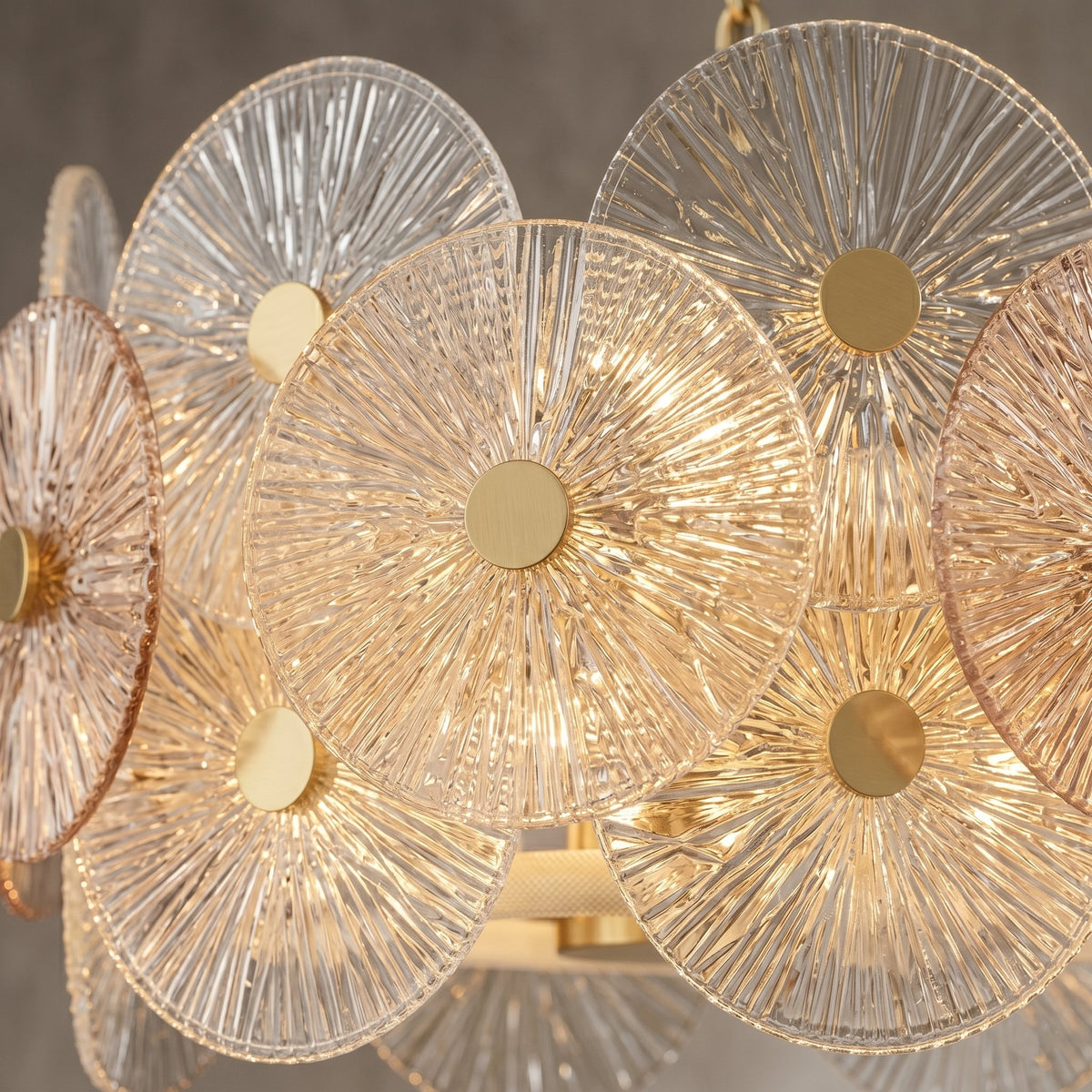 Ambiance chaleureuse créée par le lustre suspendu, idéal pour une salle à manger ou une chambre, avec ses reflets dorés.