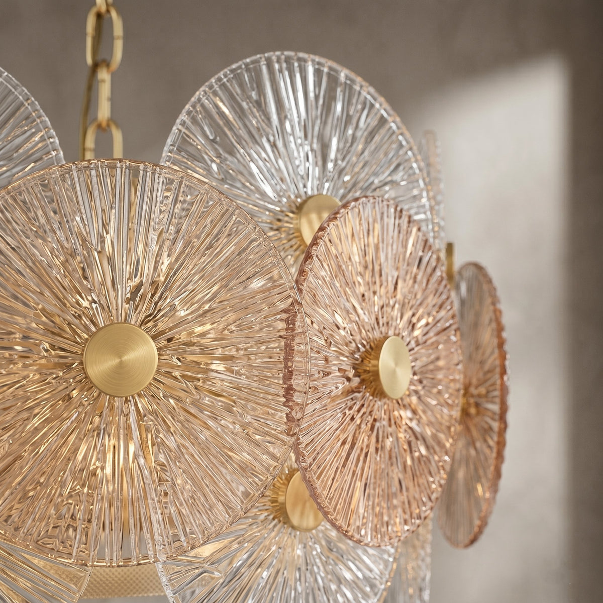 Le lustre style Murano éteint, révélant la beauté sculpturale du verre texturé et de l'acier, même sans éclairage.