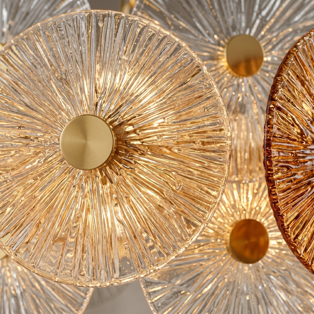 Vue latérale du lustre design, mettant en évidence la superposition artistique des disques de verre et la chaîne de suspension réglable.
