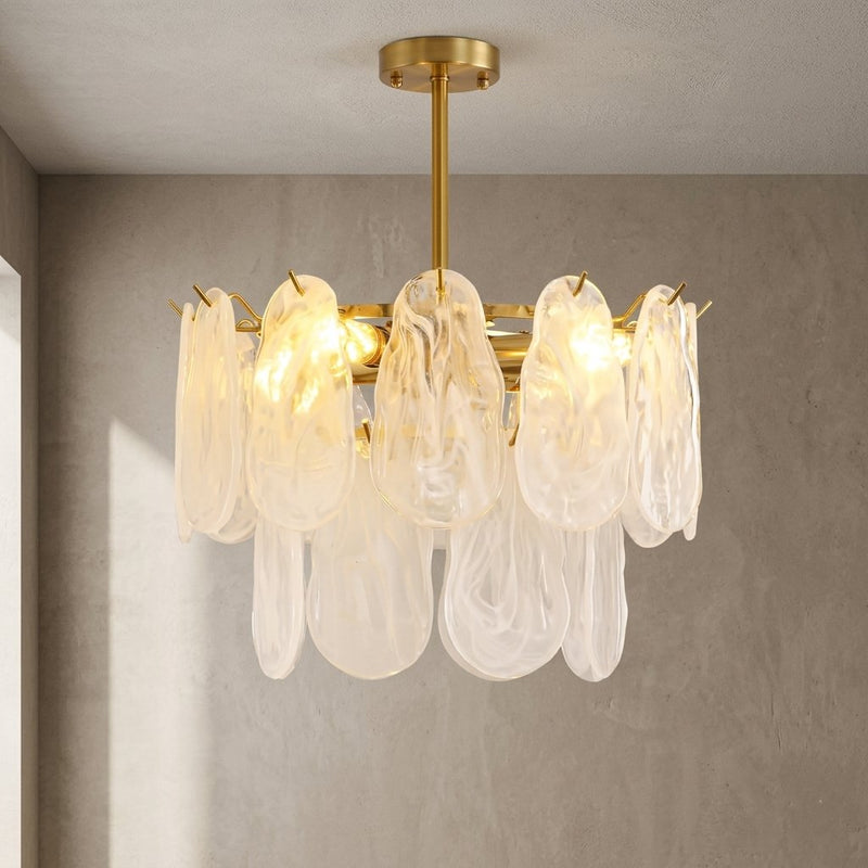 Lustre suspension style Murano avec pétales de verre texturé et structure en laiton doré, éclairant un salon moderne.