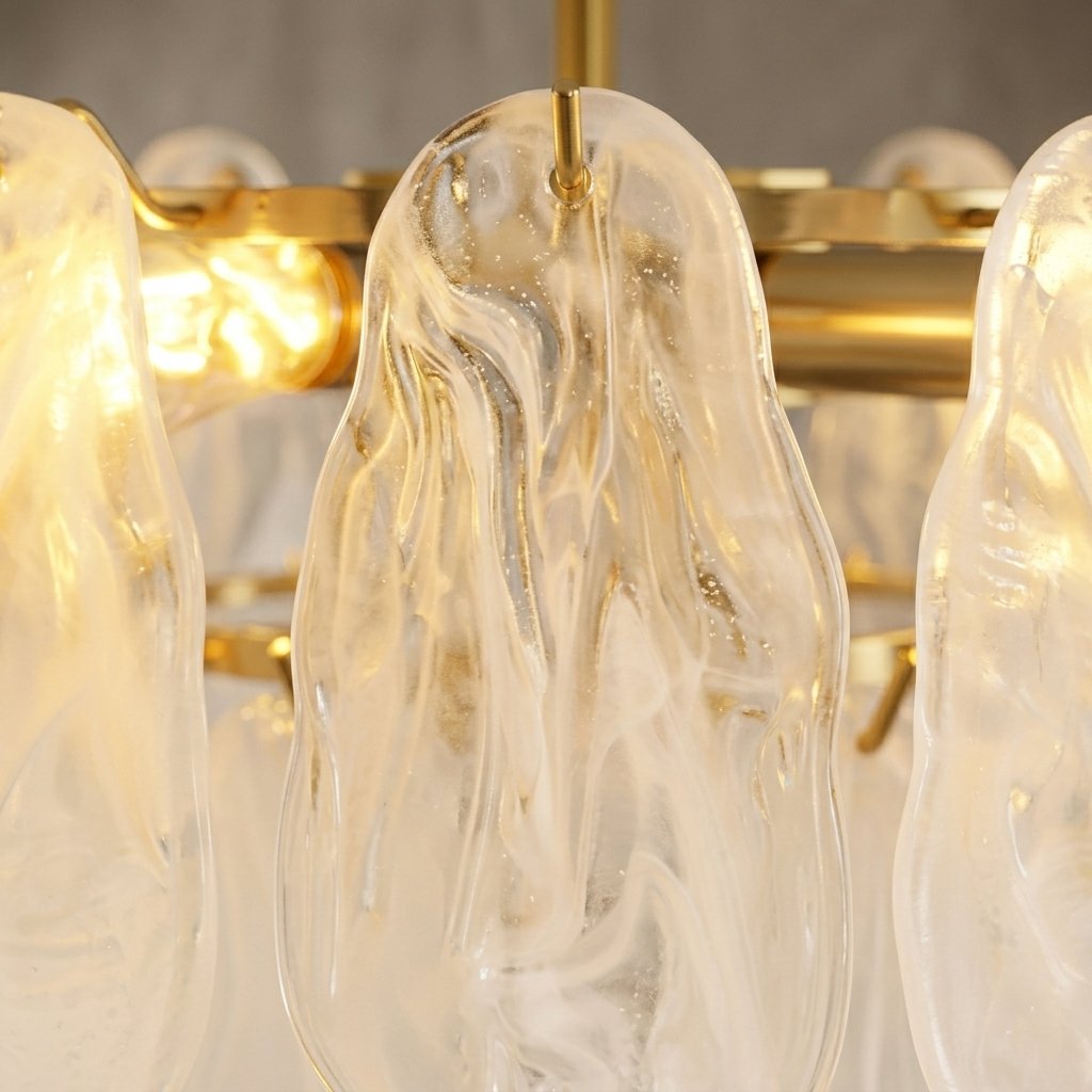 Lustre moderne intemporel en verre et métal doré, idéal pour apporter une touche de luxe discret à votre intérieur.