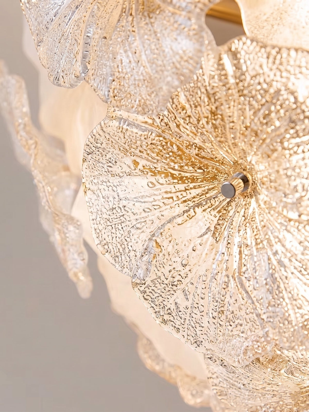 Plafonnier de 80 cm de diamètre, style Murano, fixé au plafond, créant une ambiance élégante dans une chambre à coucher.