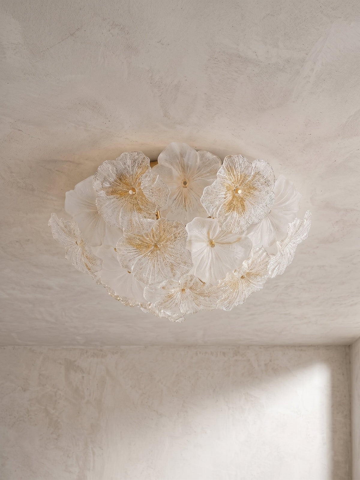 Détail des ampoules LED E14 intégrées au centre de chaque fleur de verre, assurant un éclairage efficace et moderne.