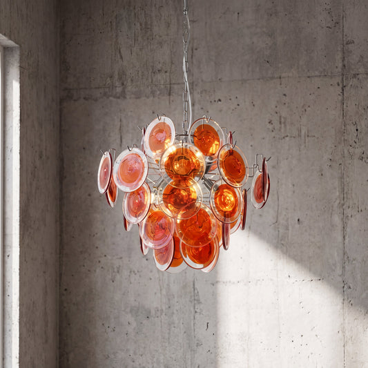 Lustre style Murano rouge orangé moderne, vue d'ensemble, parfait pour un salon contemporain. Éclairage design.