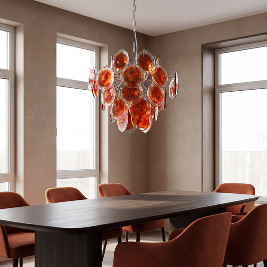 Lustre moderne suspendu avec ses 8 ampoules E14 (non incluses) allumées, diffusant une lumière ambiante et douce.