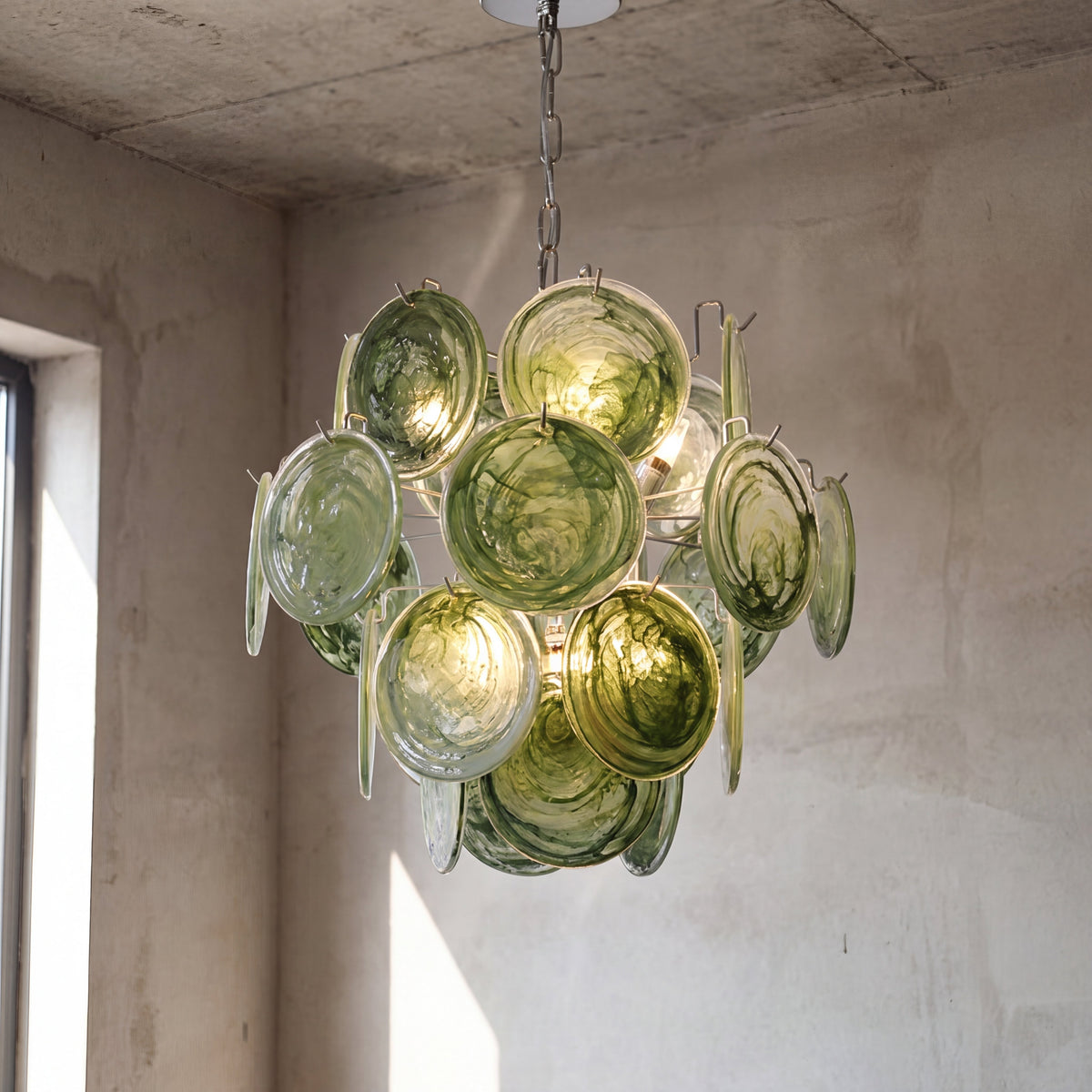 Lustre style Murano en verre vert émeraude, design contemporain, idéal pour un salon spacieux et lumineux avec plafond haut.