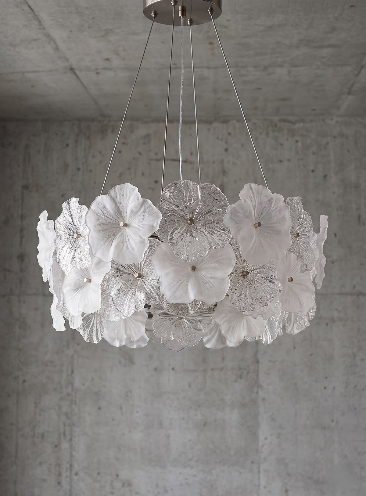 Perspective latérale du lustre suspension floral, soulignant sa hauteur compacte de 23 cm et son diamètre généreux de 50 cm.