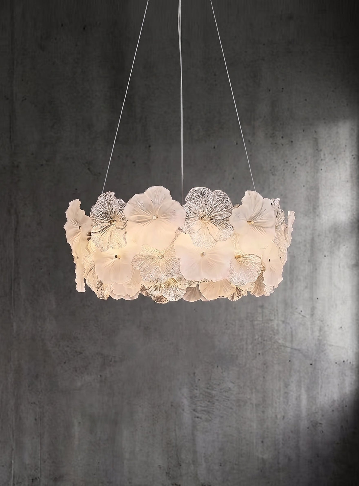 Image du lustre floral éteint, mettant en valeur la beauté des sculptures en verre opalin et le design intemporel inspiré de Murano.