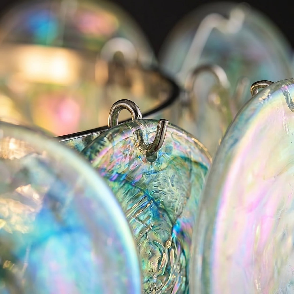 Lustre Murano-style, diamètre 50 cm, apportant une touche vintage et sophistiquée à une salle à manger.