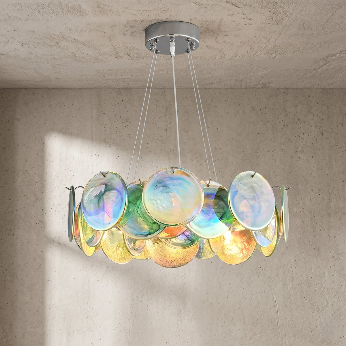 Lustre suspension rond style Murano, verre irisé multicolore, illuminant un salon moderne avec élégance.
