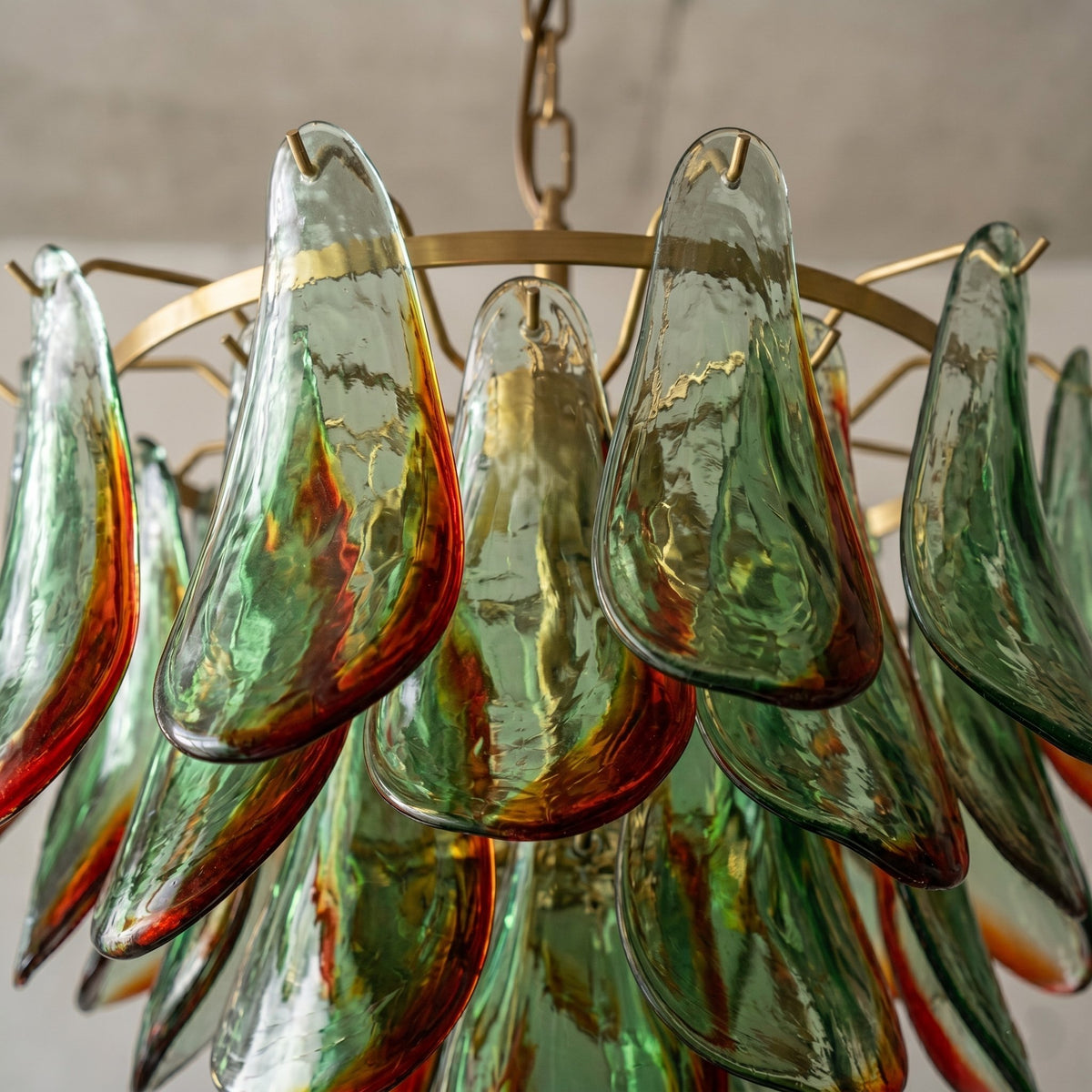 Suspension luminaire élégante de 55 cm de diamètre, intégrant des ampoules LED E14, parfaite pour une salle à manger raffinée.