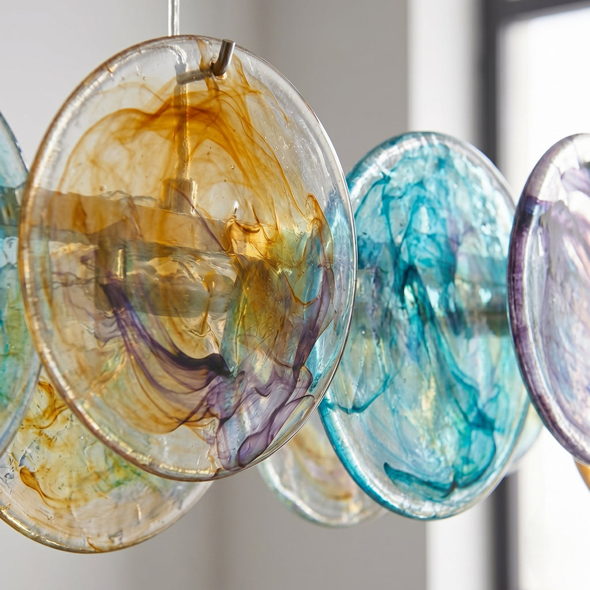 Perspective du lustre suspension style Murano, montrant sa longueur de 90 cm et la finesse de son design pour un hall d'hôtel.