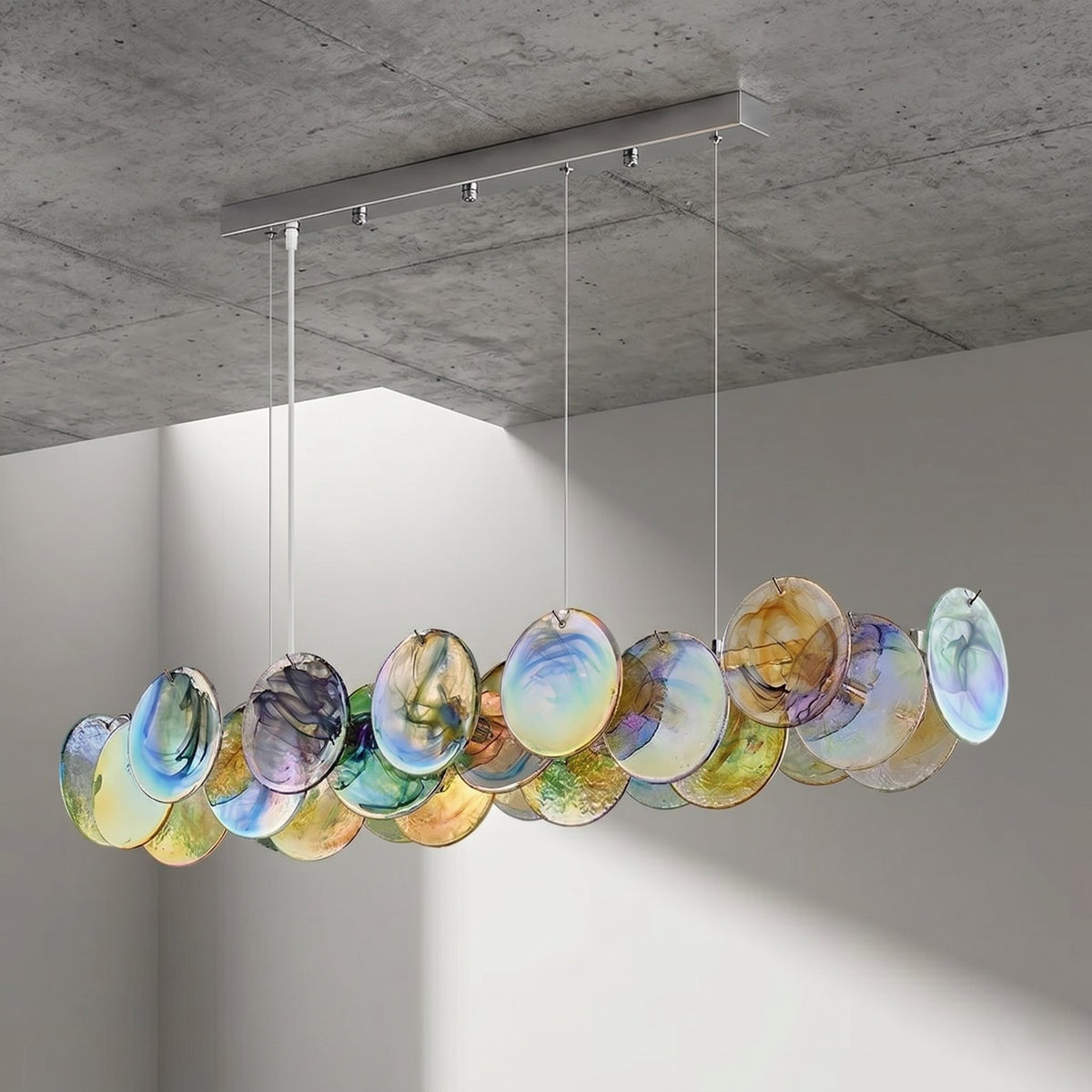 Image du lustre suspension en verre irisé dans une chambre principale, apportant une touche de luxe et d'originalité à l'espace.
