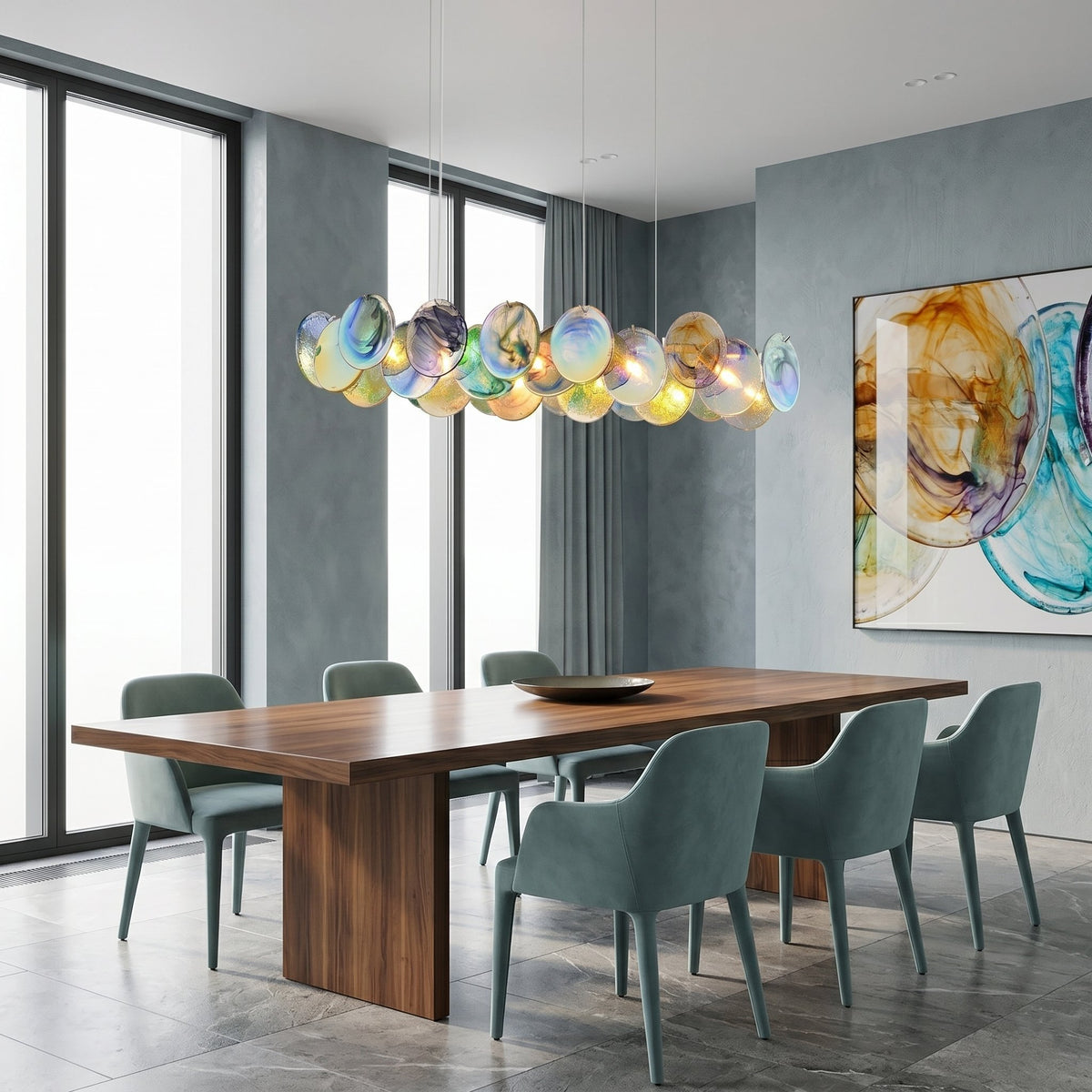 Vue détaillée des disques de verre irisé opalescent du lustre suspension, capturant la lumière et ses nuances de bleu, vert et jaune.