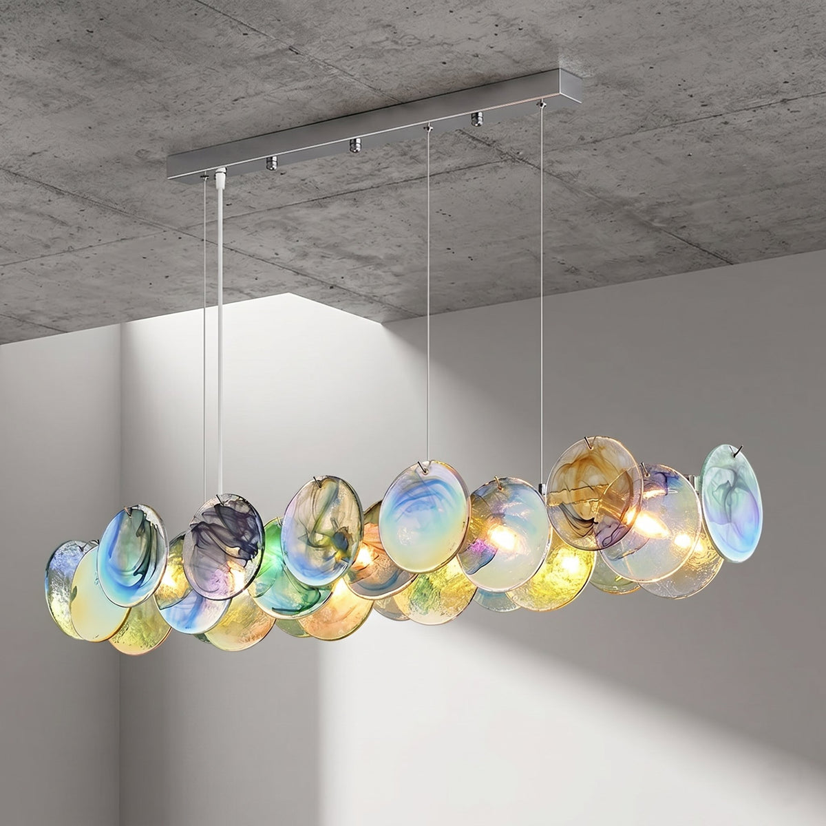 Lustre suspension allongé en verre irisé multicolore, style Murano vintage, éclairant un salon moderne avec des reflets uniques.