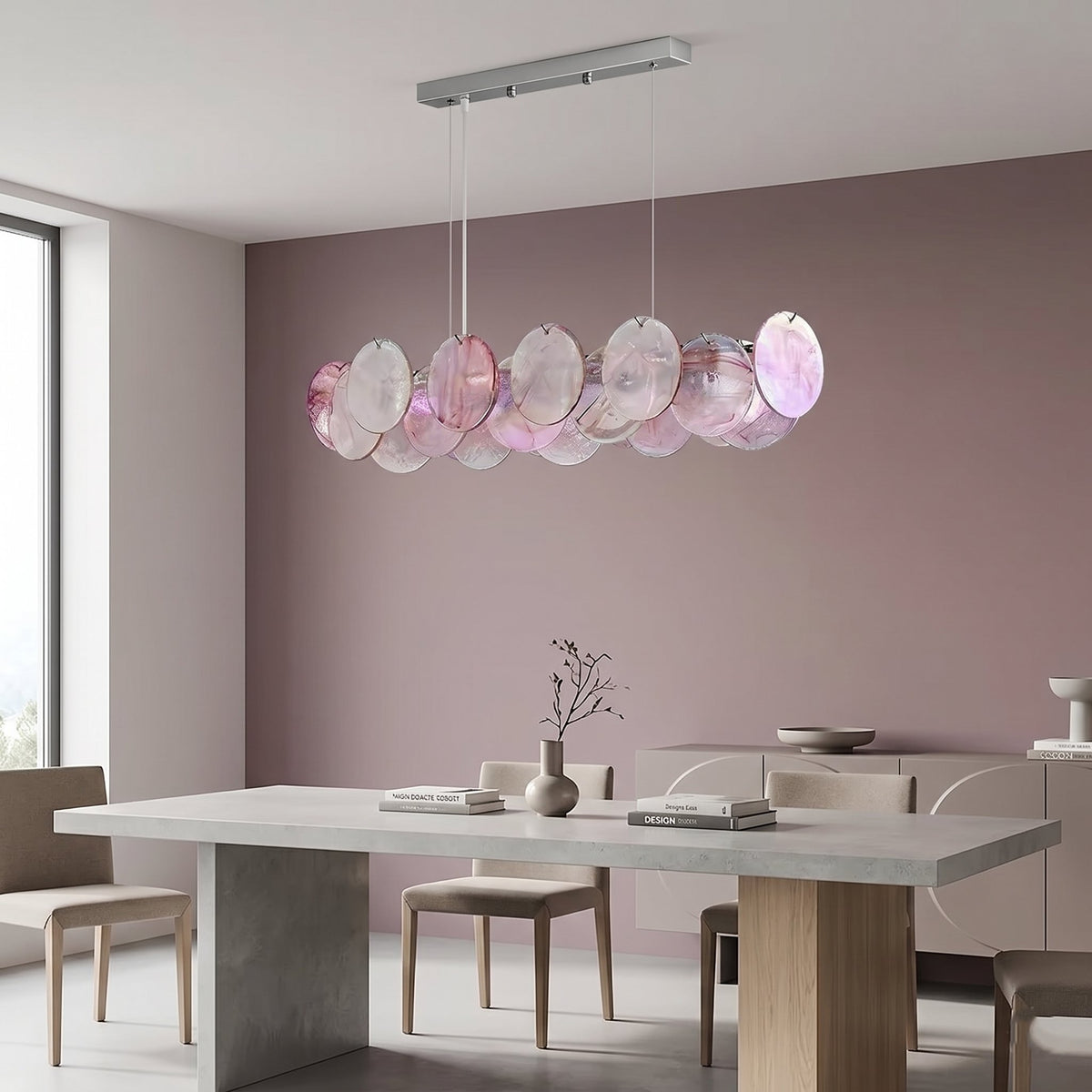 Vue rapprochée des disques de verre opalescent rose irisé, capturant la lumière pour une ambiance chaleureuse et raffinée.