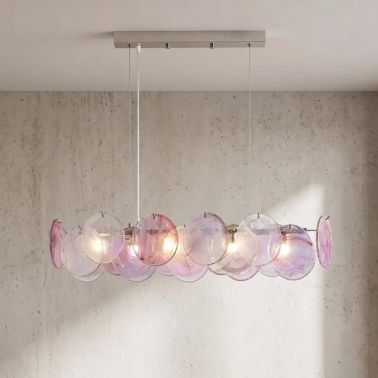 Lustre suspension rectangulaire style Murano rose irisé, illuminant un salon moderne avec élégance et reflets doux.