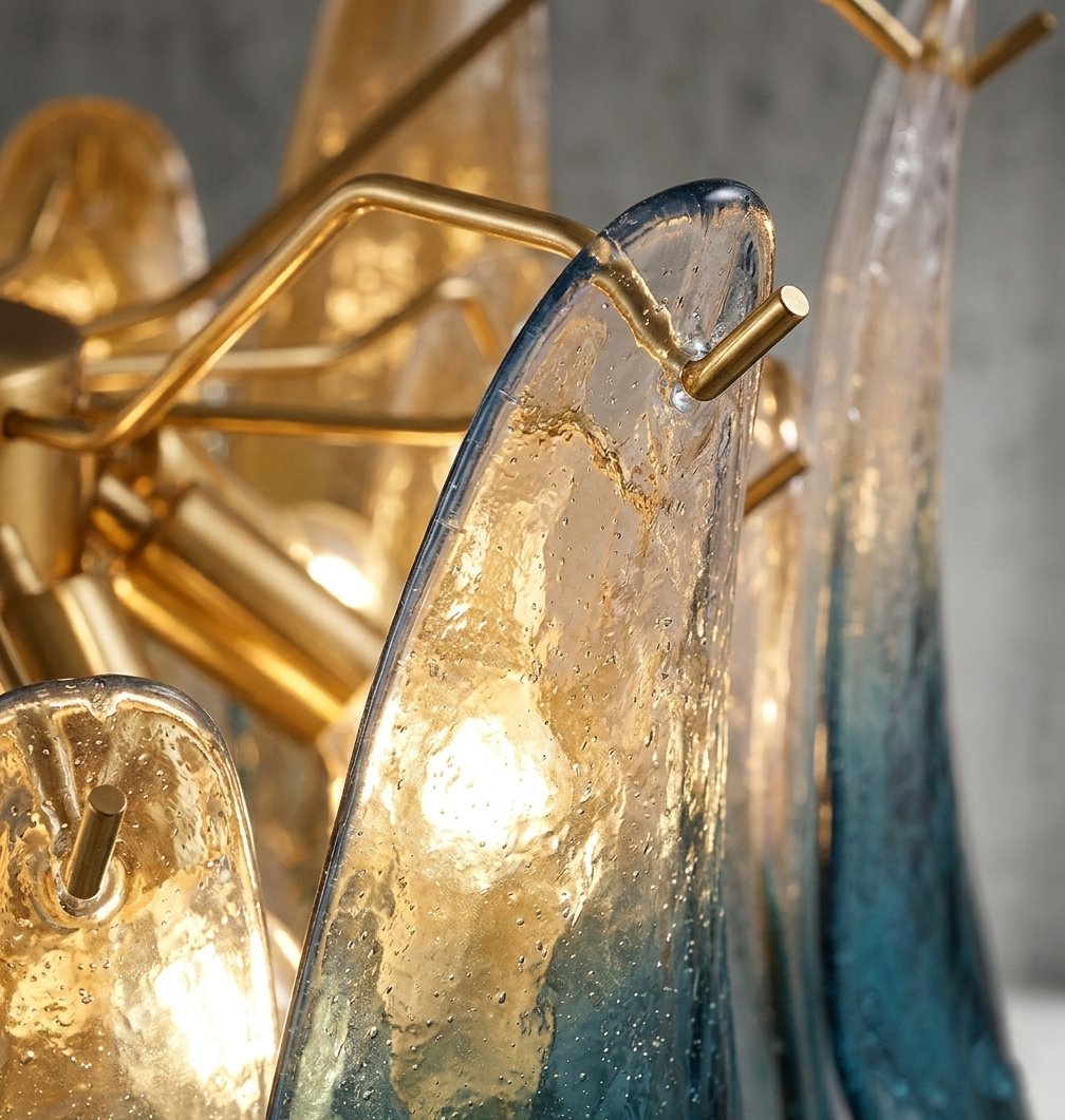 Lustre suspendu, montrant sa structure métallique finition laiton brossé et ses éléments en verre façon Murano.