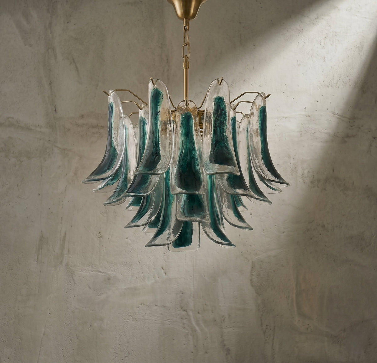 Lustre design vintage vert-bleu, idéal pour un hall d'entrée ou une grande pièce, mesurant 40 cm de hauteur.