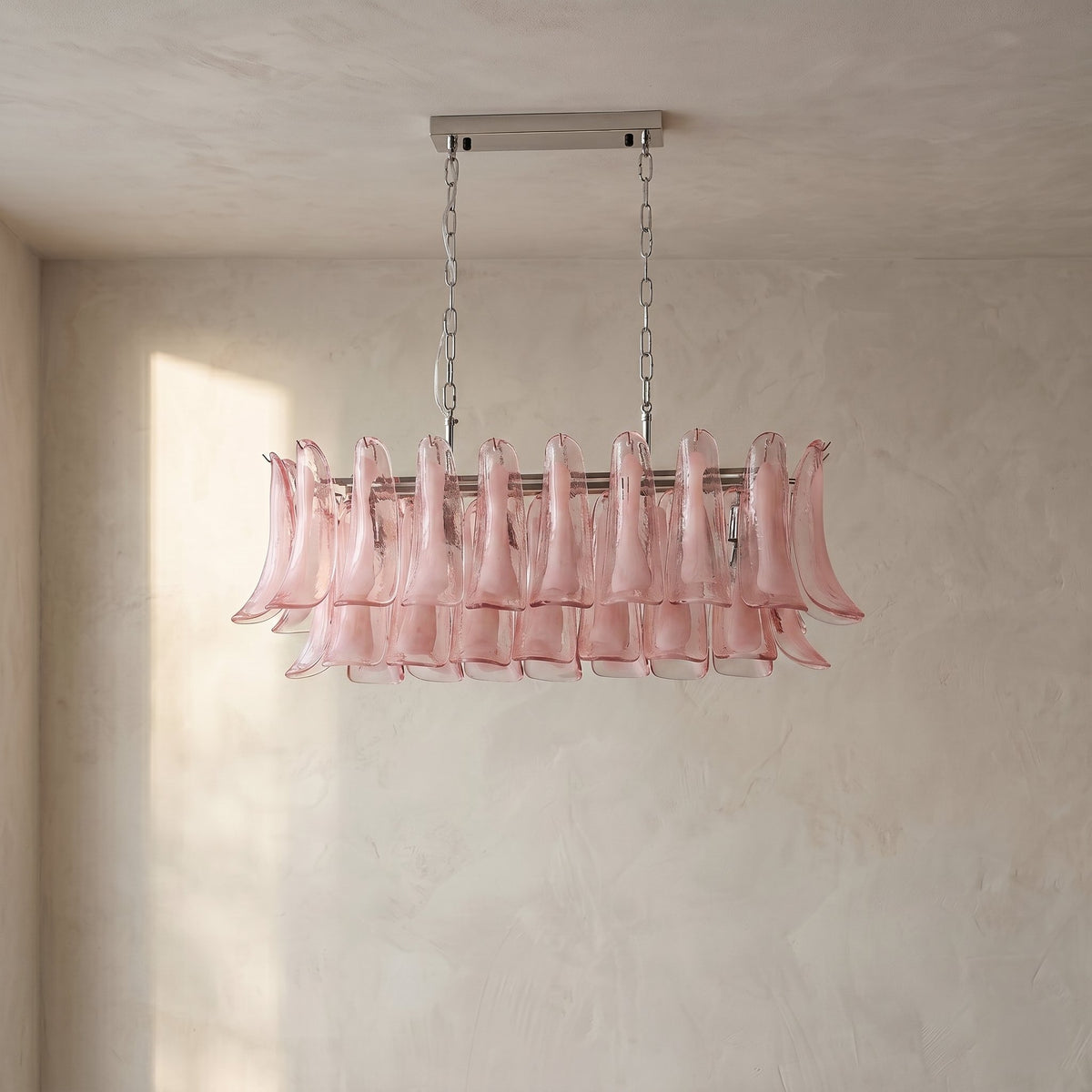 Lustre suspendu de 90 cm de long en verre style Murano, idéal au-dessus d'une table de salle à manger pour un éclairage ciblé.