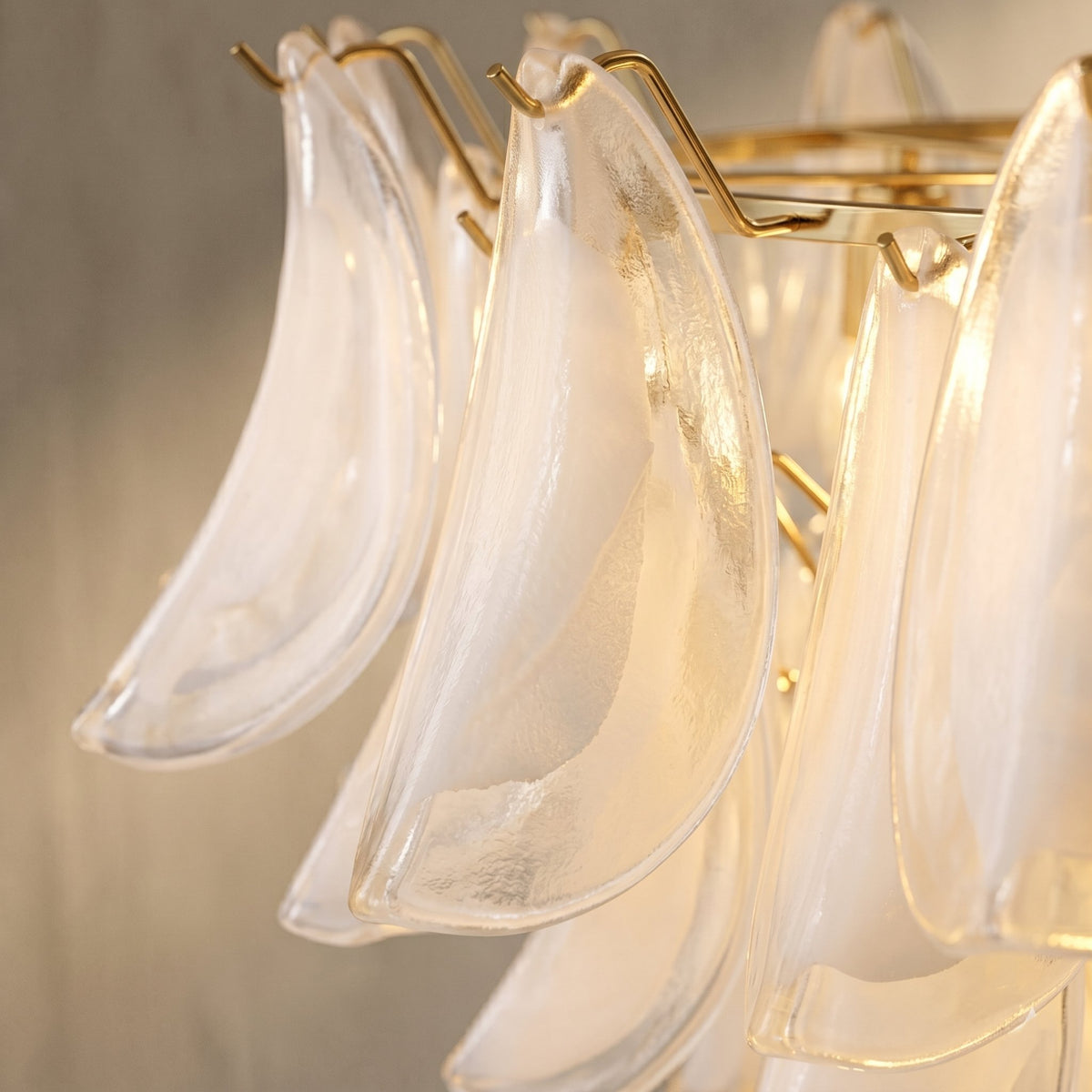 Vue de près des feuilles de verre opalin du lustre, révélant la texture délicate et l'effet floral élégant.