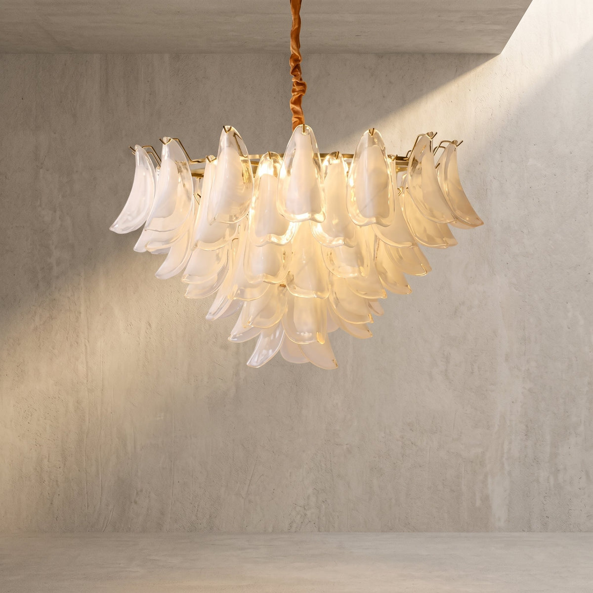 Lustre grandiose en verre opalin style Murano, illuminant un salon moderne avec une lumière douce et chaleureuse.