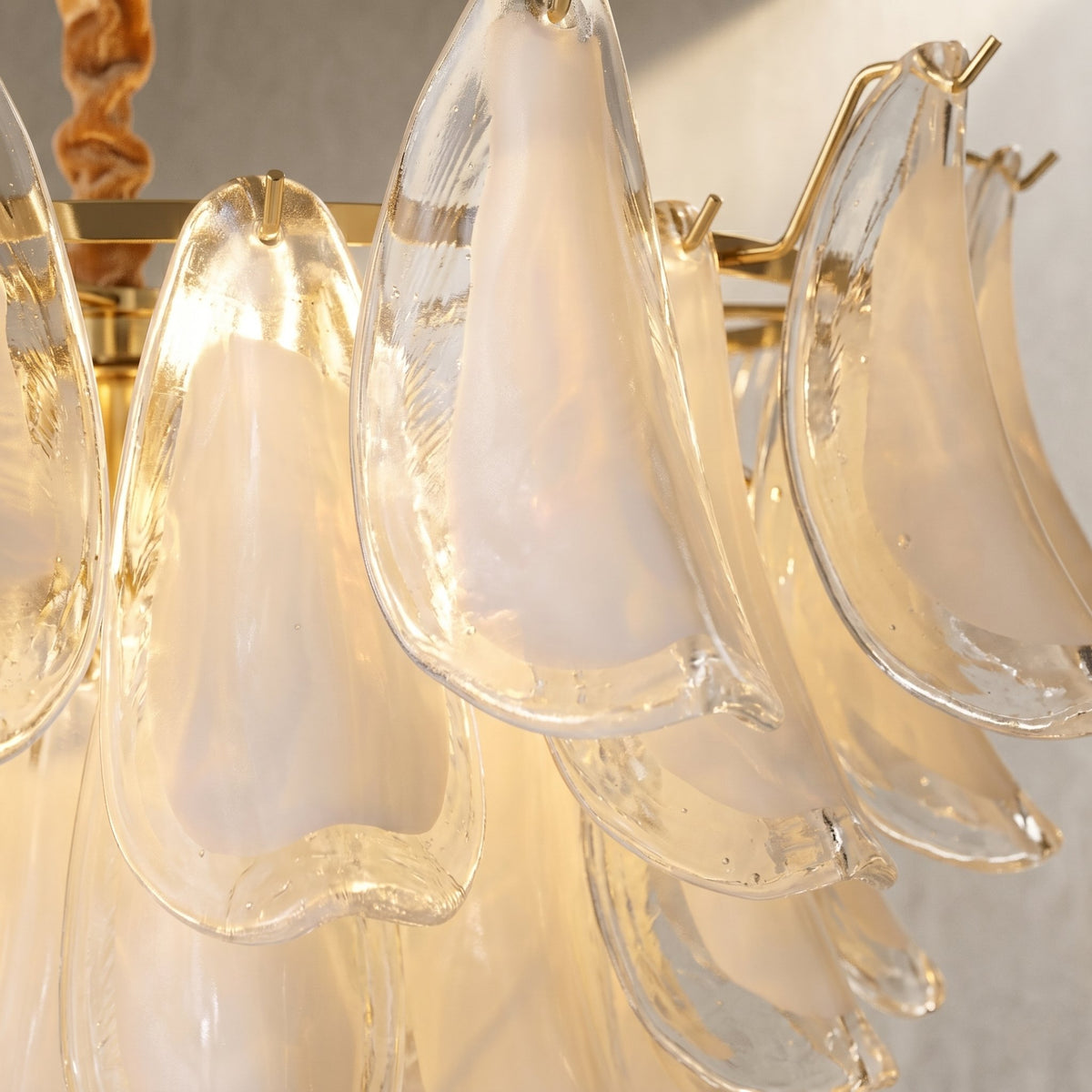 Lustre suspendu au-dessus d'une table de salle à manger, créant un point focal luxueux et un éclairage convivial.