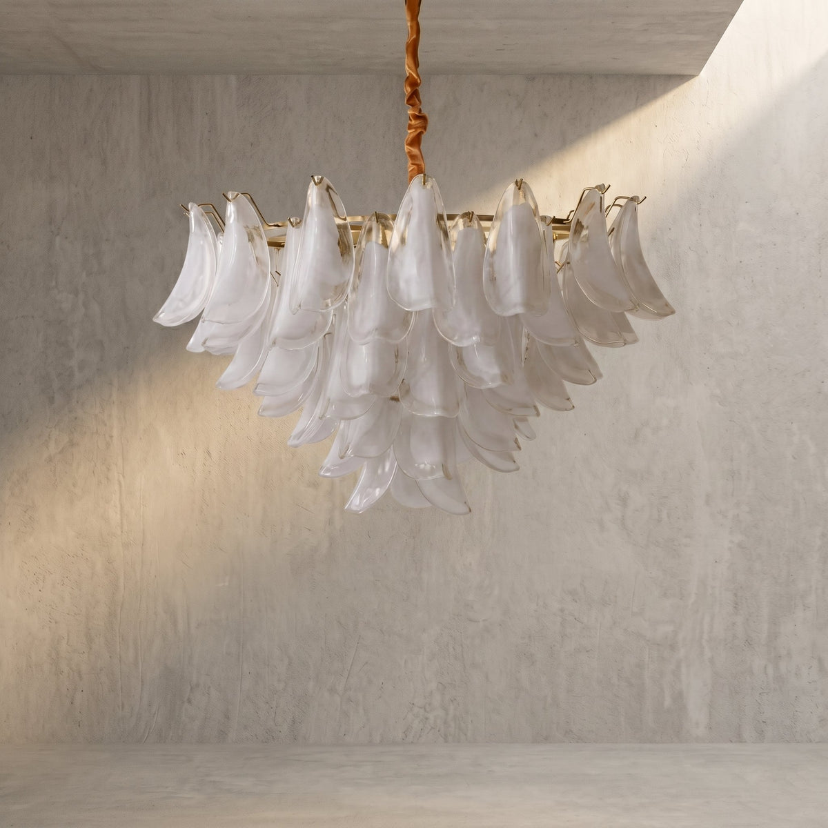 Lustre allumé, diffusant une lumière ambiante et sophistiquée, idéal pour une atmosphère de nouveau classique français.