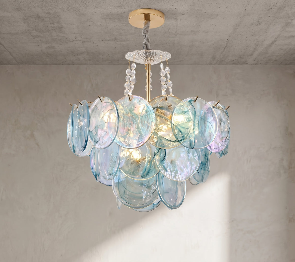 Lustre style Murano moderne en verre irisé bleu-vert suspendu au plafond d'un salon lumineux, offrant une élégance raffinée.