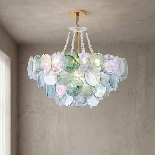 Vue d'ensemble du lustre rond style Murano, ses disques de verre irisé aux teintes pastel éclairant un salon moderne avec élégance.