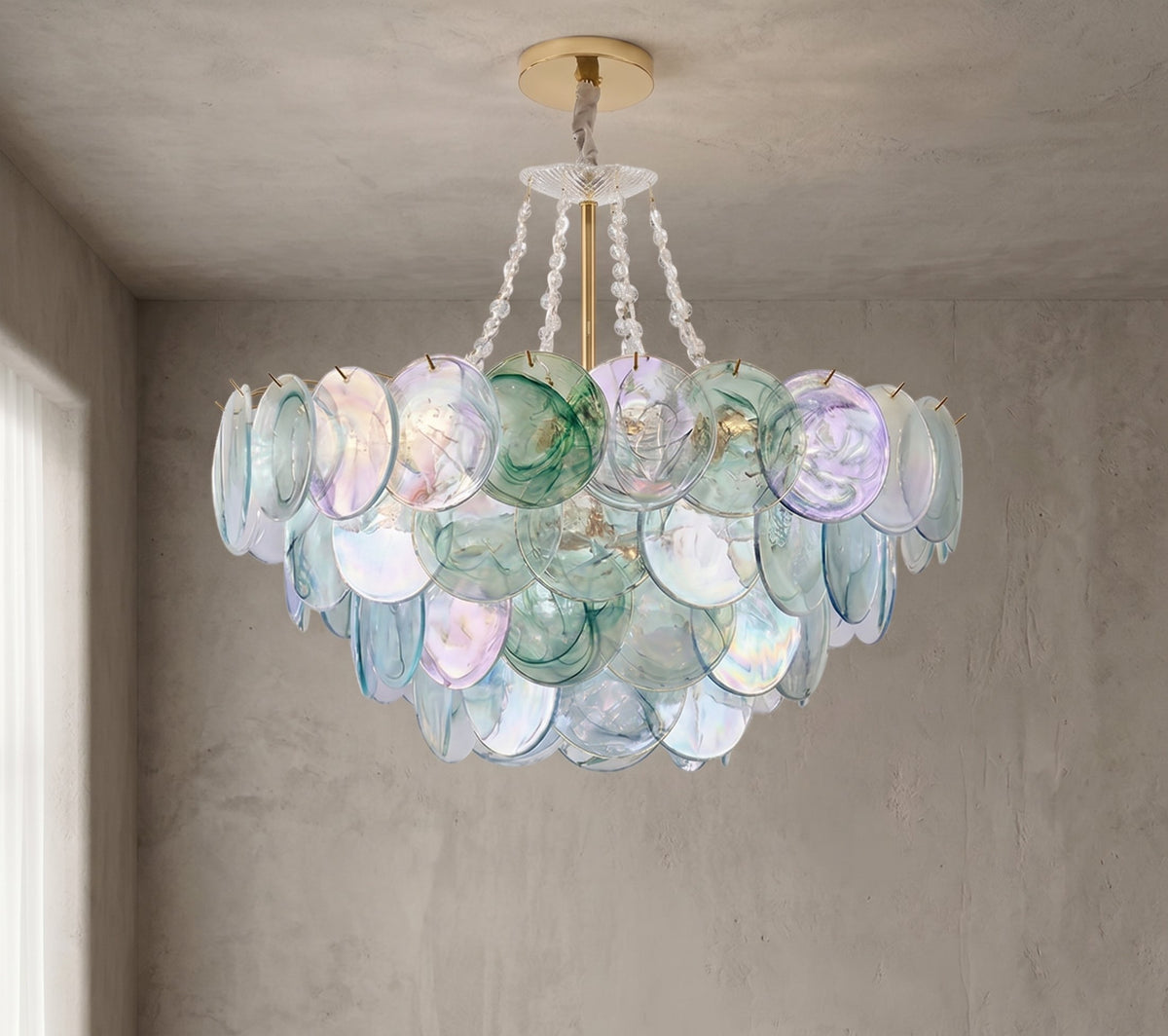 Ambiance chaleureuse créée par le lustre en verre irisé allumé, projetant des motifs lumineux uniques sur les murs du salon.