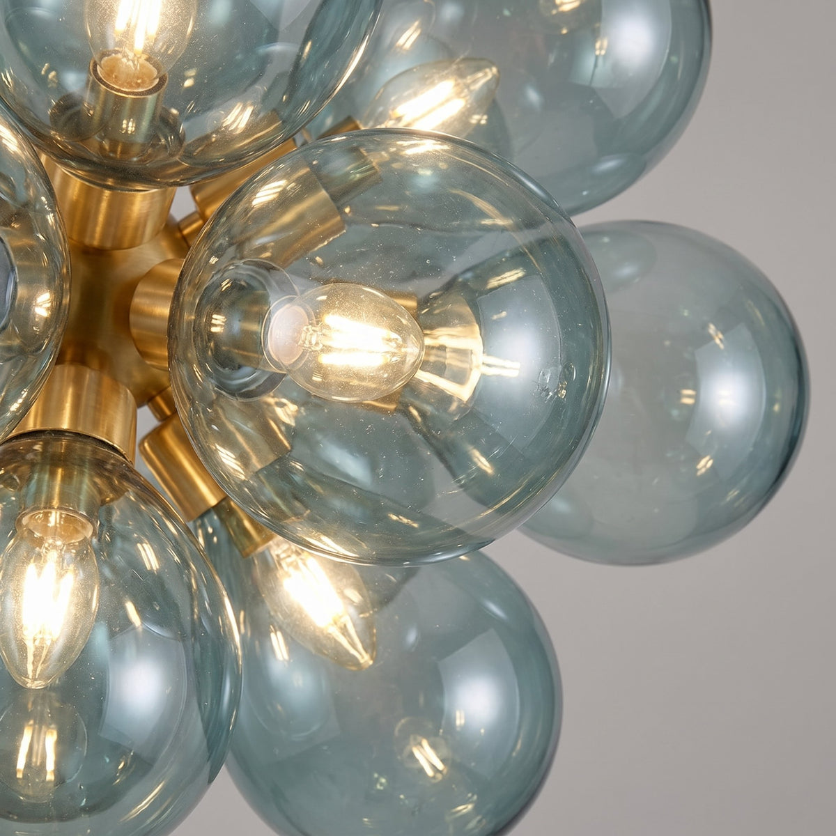 Lustre de 60 cm de diamètre et 55 cm de hauteur, offrant une présence élégante et équilibrée dans un grand salon.