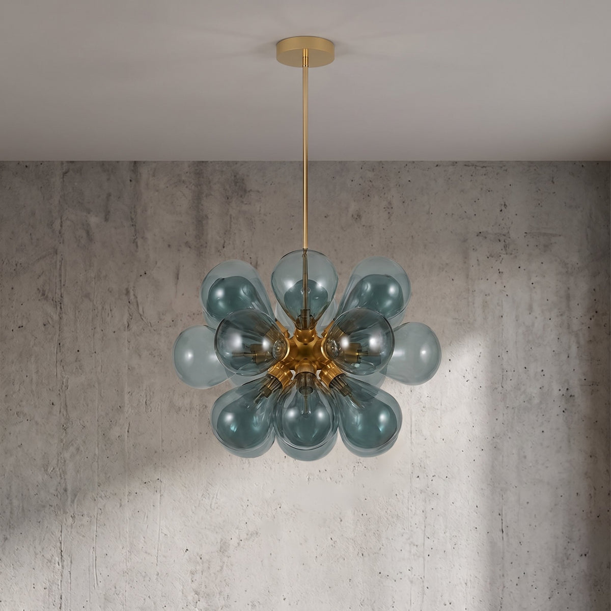 Lustre moderne avec son système de montage semi-encastré, idéal pour une installation discrète et sécurisée au plafond.
