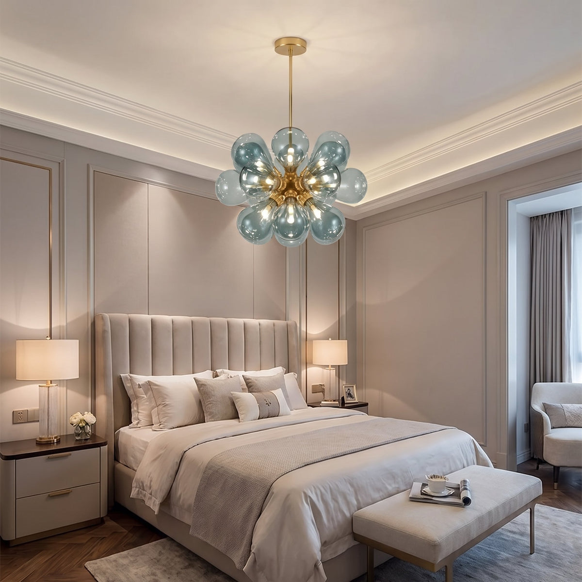 Lustre design suspendu au plafond, mettant en valeur sa forme florale unique et ses reflets lumineux éclatants.