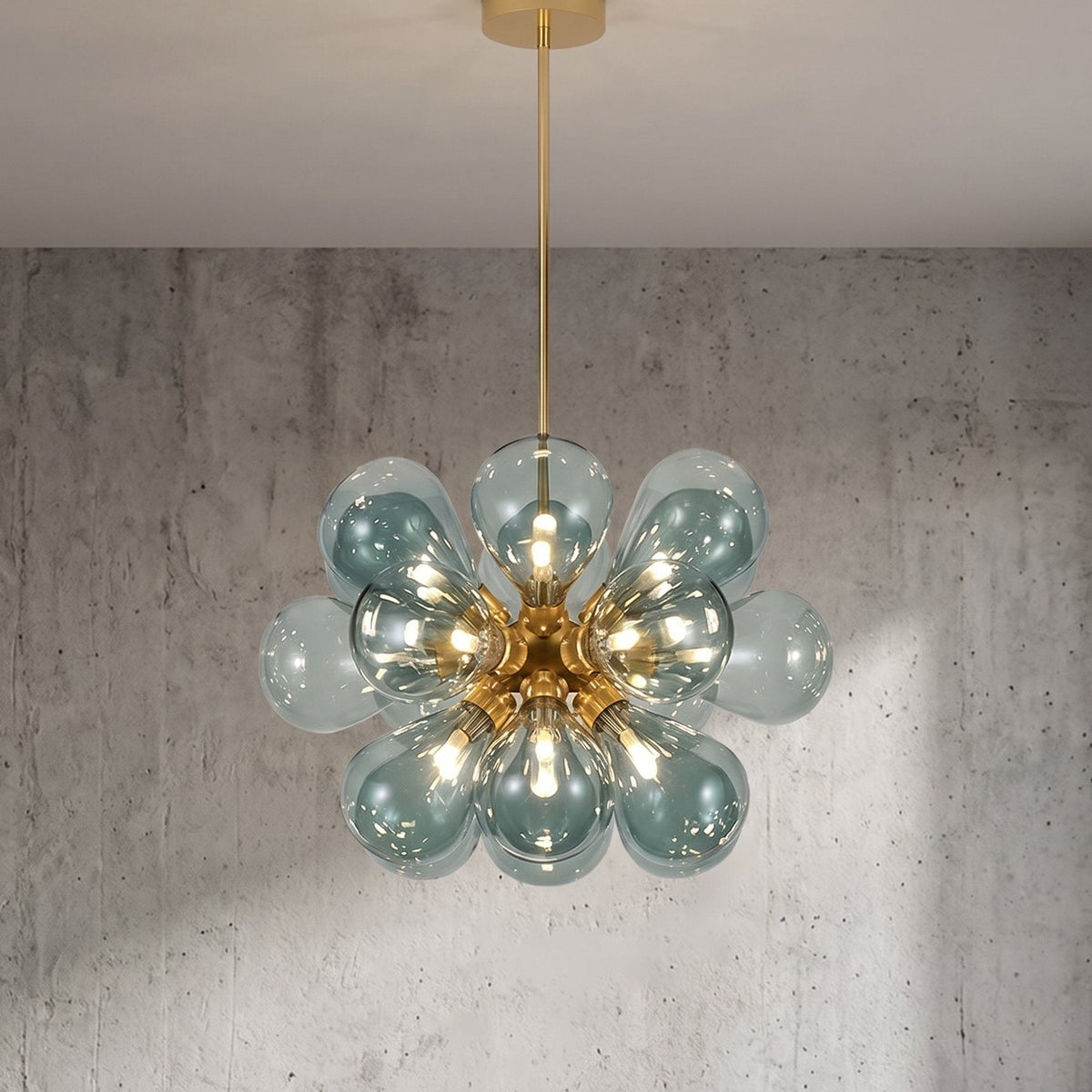 Lustre moderne d'inspiration Murano en verre soufflé bleu azur, illuminant un salon avec une lumière douce et chaleureuse.