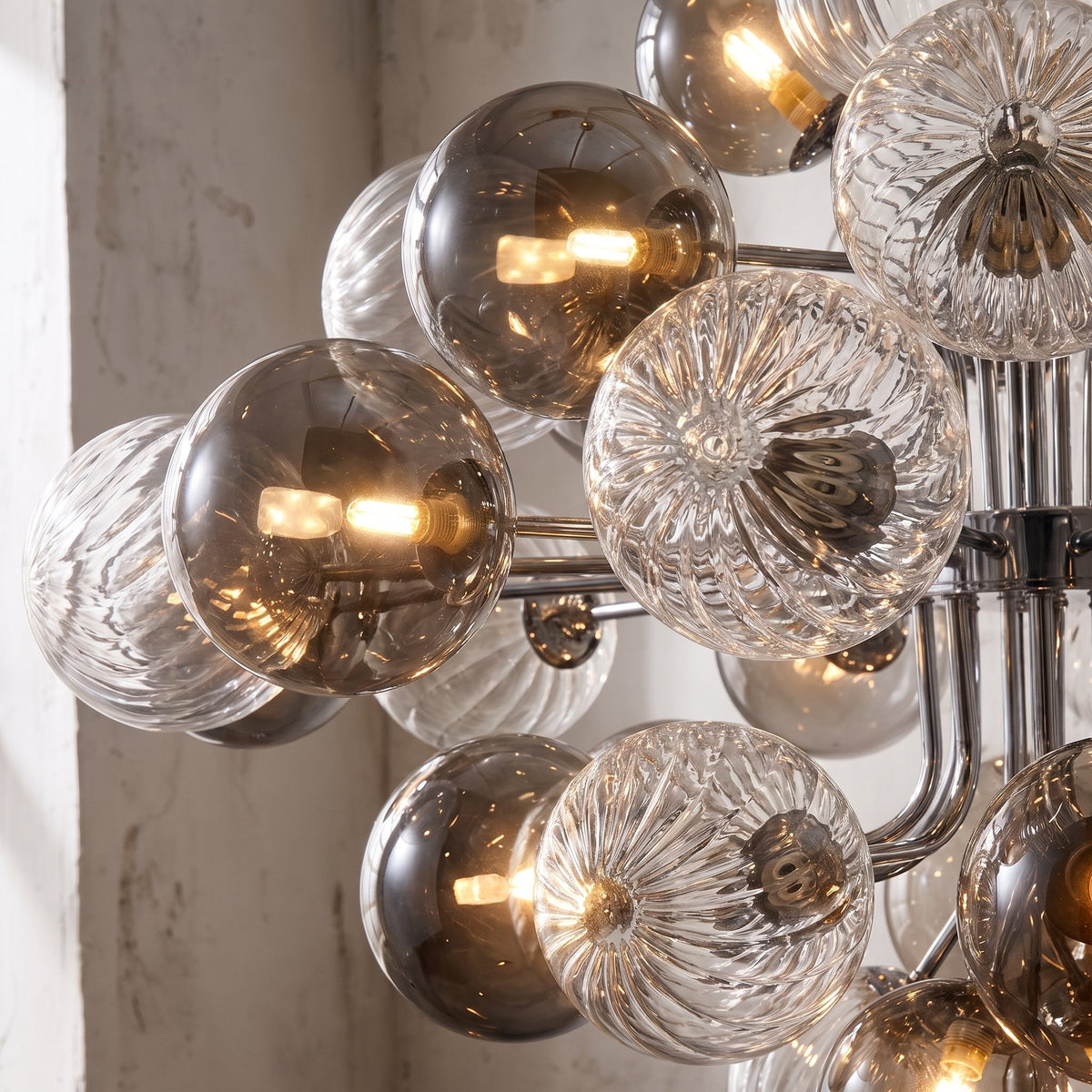 Suspension moderne en forme de nuage de boules de verre gris fumé, idéale pour un hall d'entrée ou une grande chambre.