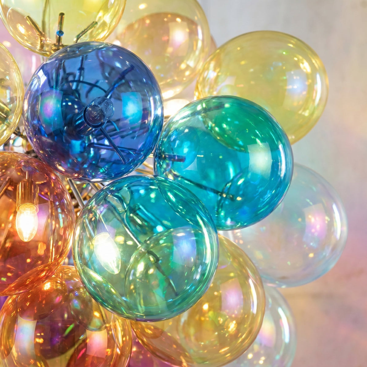 Détail des 8 ampoules LED G9 intégrées dans les bulles de verre colorées du lustre. Un éclairage efficace et esthétique.