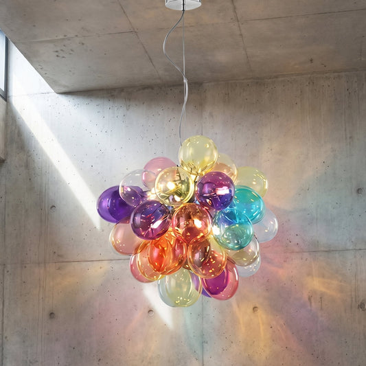 Lustre moderne multicolore avec 37 bulles de verre, illuminant un intérieur contemporain. Les teintes vives ajoutent une touche joyeuse et design.