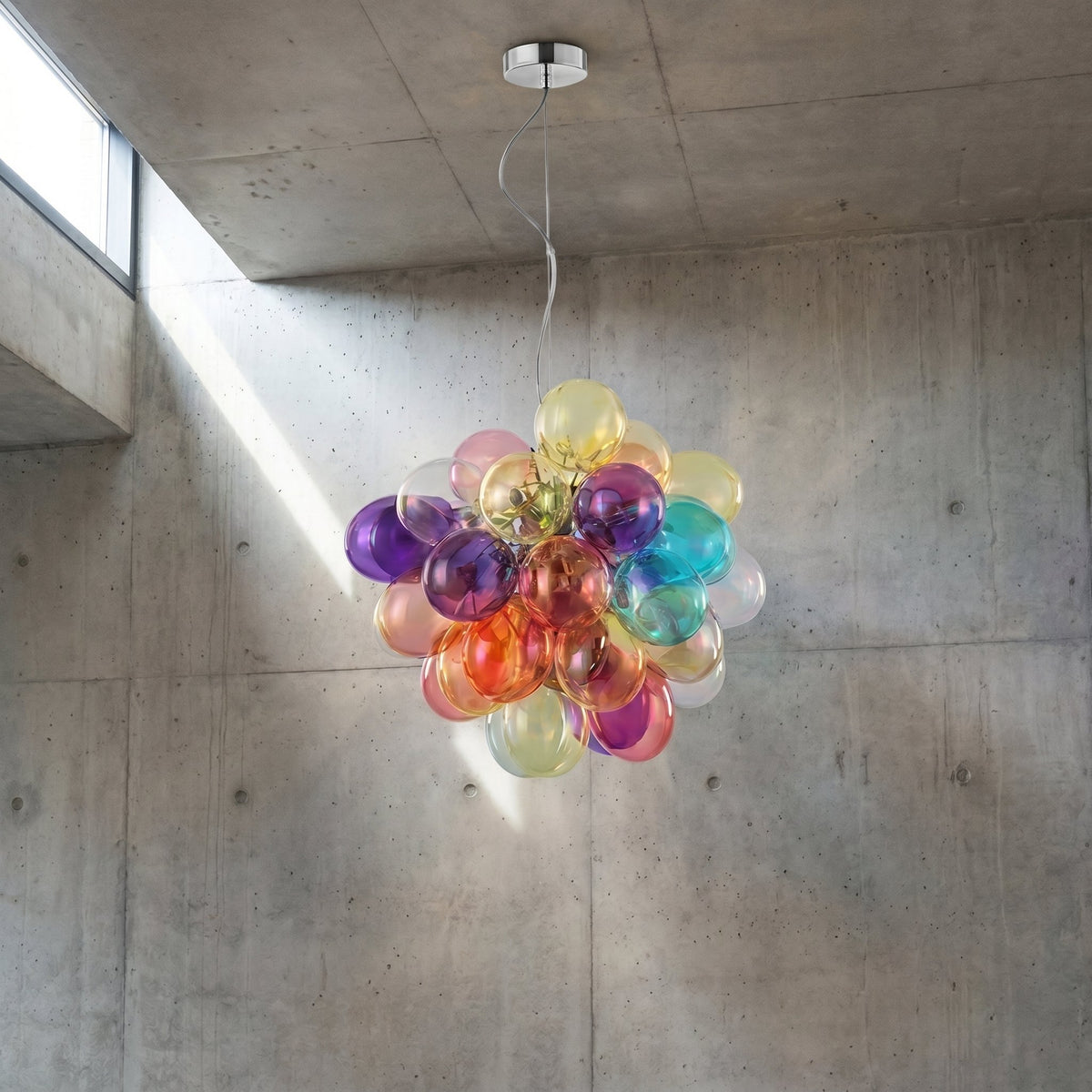 Lustre moderne aux bulles de verre soufflé, suspendu au plafond. La finition en acier inoxydable chromé apporte une touche d'élégance.