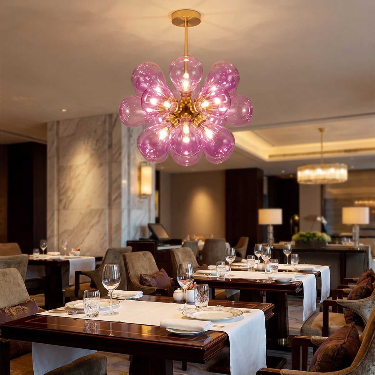 Lustre suspendu, éclairant doucement un espace de vie, créant une ambiance chaleureuse et accueillante avec son design moderne. (138 caractères)