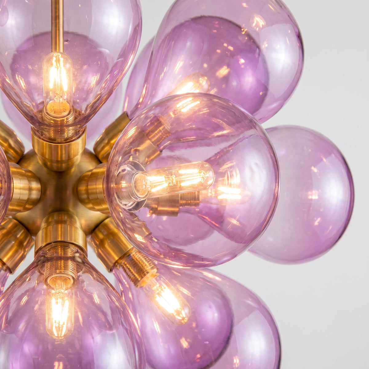 Effet de la lumière douce et diffuse émise par le lustre rose, protégeant les yeux et créant une atmosphère relaxante. (143 caractères)