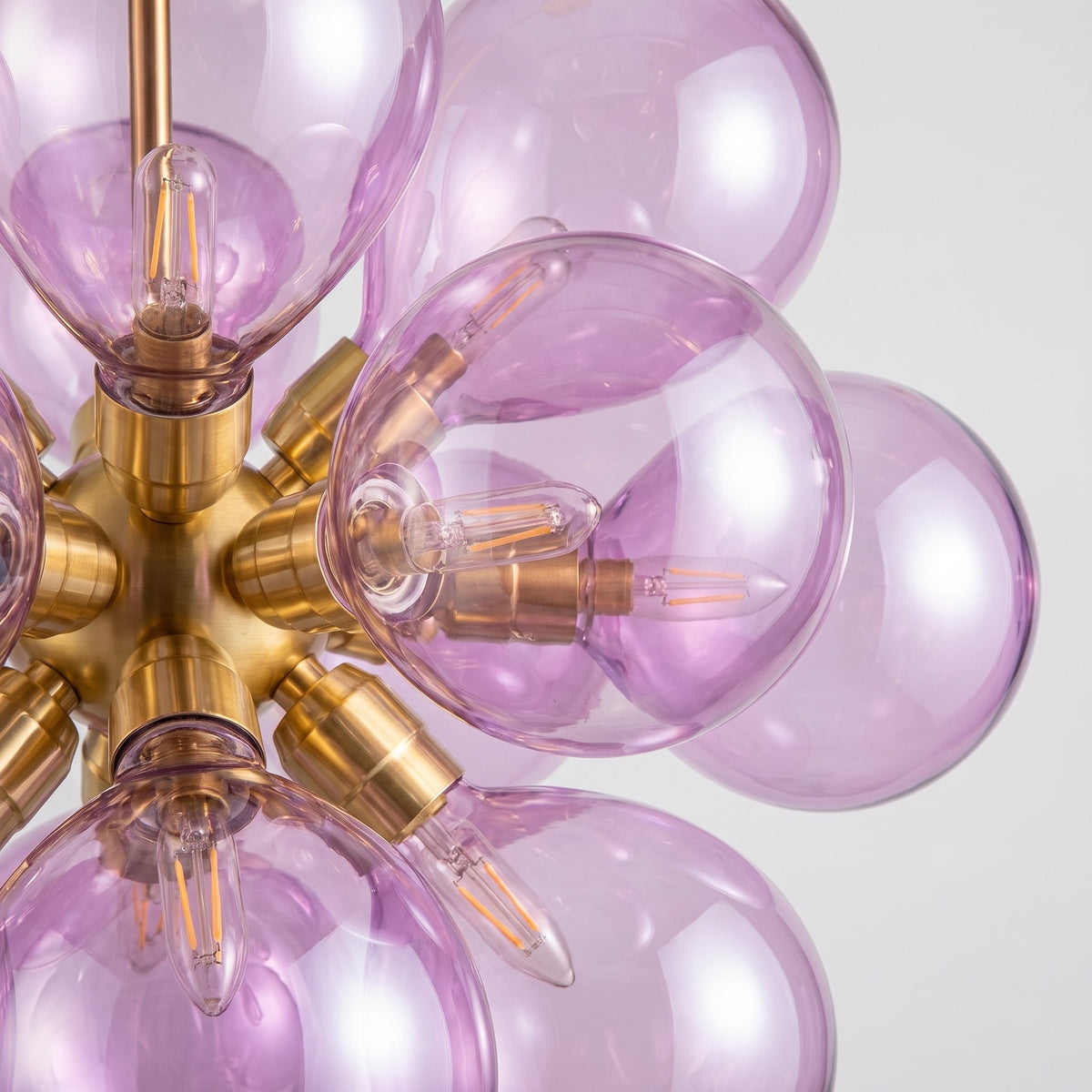 Lustre de style Murano rose, idéal pour apporter une touche de couleur et de sophistication à une salle à manger ou un hall. (137 caractères)